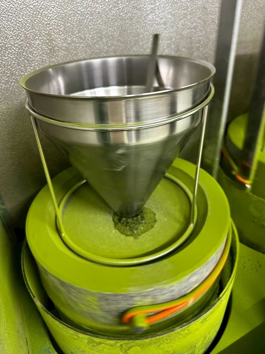 碾茶を粉にする工程